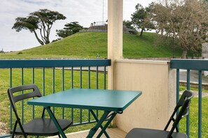 Outdoor dining - Studio Emma – Sea View with Terrace (Le Croisic)