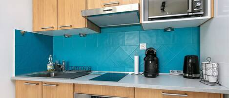 ثلاجة، ميكروويف، فرن، موقد طهي مسطح