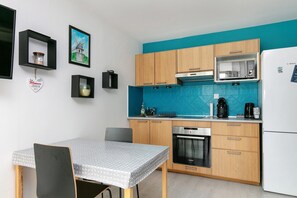 Fridge, microwave, oven, stovetop - Studio Emma – Sea View with Terrace (Le Croisic)