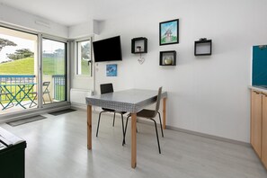 Dining - Studio Emma – Sea View with Terrace (Le Croisic)