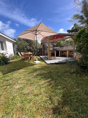 Outdoor dining - Maison & Happiness in the Heart of the Salt Marshes (Batz-sur-Mer)