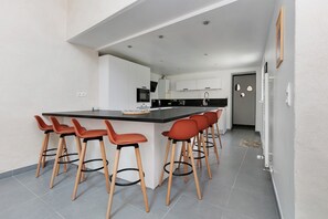 Fridge, microwave, oven, stovetop - Maison & Happiness in the Heart of the Salt Marshes (Batz-sur-Mer)