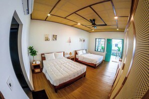 Villa básica, 3 habitaciones, vista al jardín | Escritorio y tabla de planchar con plancha 