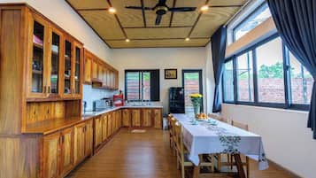 Villa, 3 chambres, vue jardin | Cuisine privée | Réfrigérateur, micro-ondes, four, plaque de cuisson