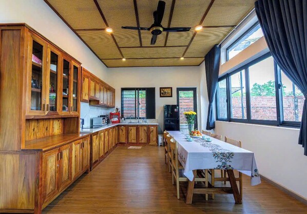 Villa, 3 chambres, vue jardin | Cuisine privée | Réfrigérateur, micro-ondes, four, plaque de cuisson