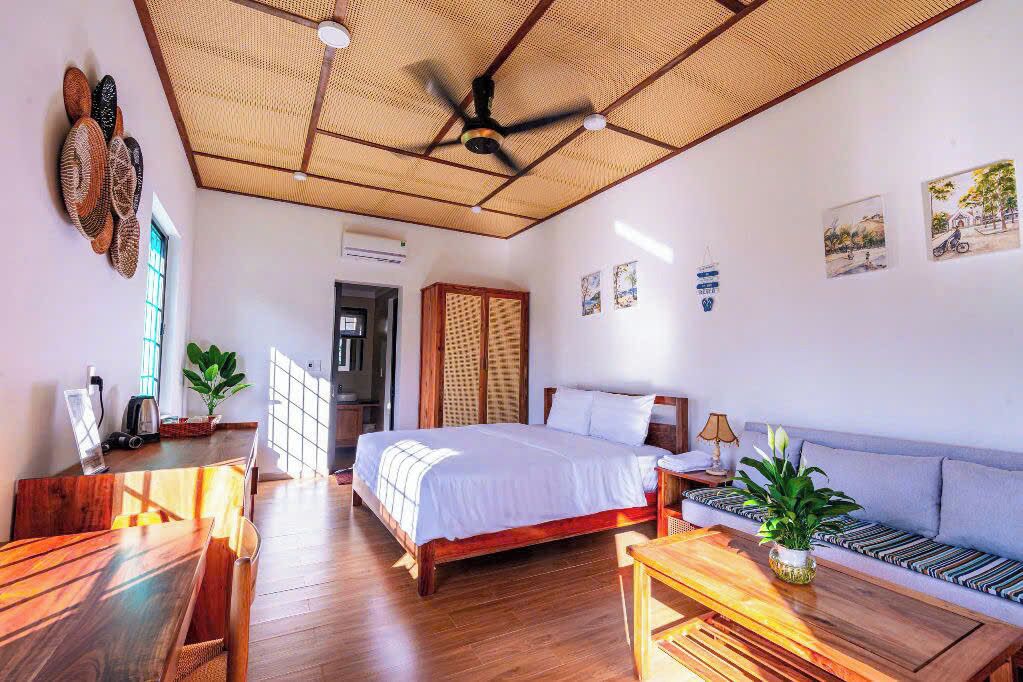 Villa básica, 3 habitaciones, vistas al jardín | Escritorio y tabla de planchar con plancha