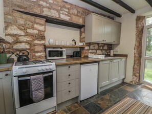 Cookware/dishes/utensils - Meadow View Cottage (Matlock)