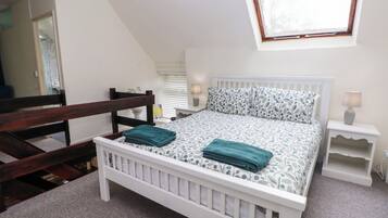 2 phòng ngủ, trang trí khác biệt