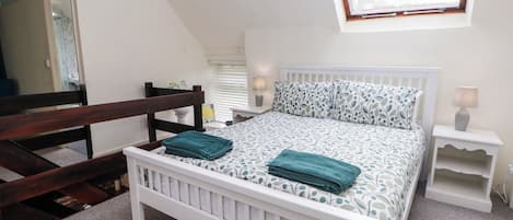 2 Schlafzimmer, individuell dekoriert, individuell eingerichtet