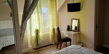 Quarto casal superior, vista para a cidade | Individualmente decorados, Wi-Fi de cortesia