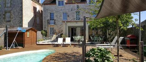 Piscine extérieure (ouverte en saison), parasols de plage
