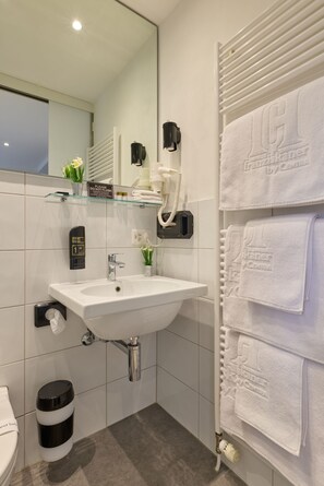 Junior-Studiosuite, Terrasse, Stadtblick | Badezimmer