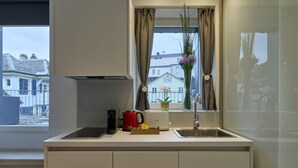 Suite, eget bad | Delt kjøkken