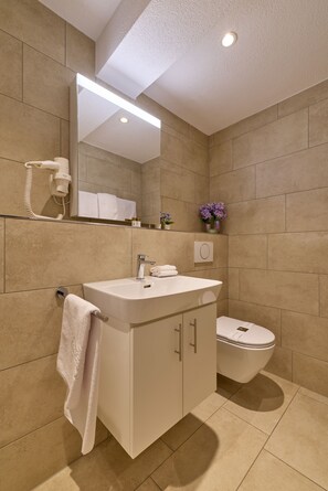 Estudio Premium, baño privado, vistas a la ciudad | Baño | Secador de pelo, zapatillas, toallas y jabón