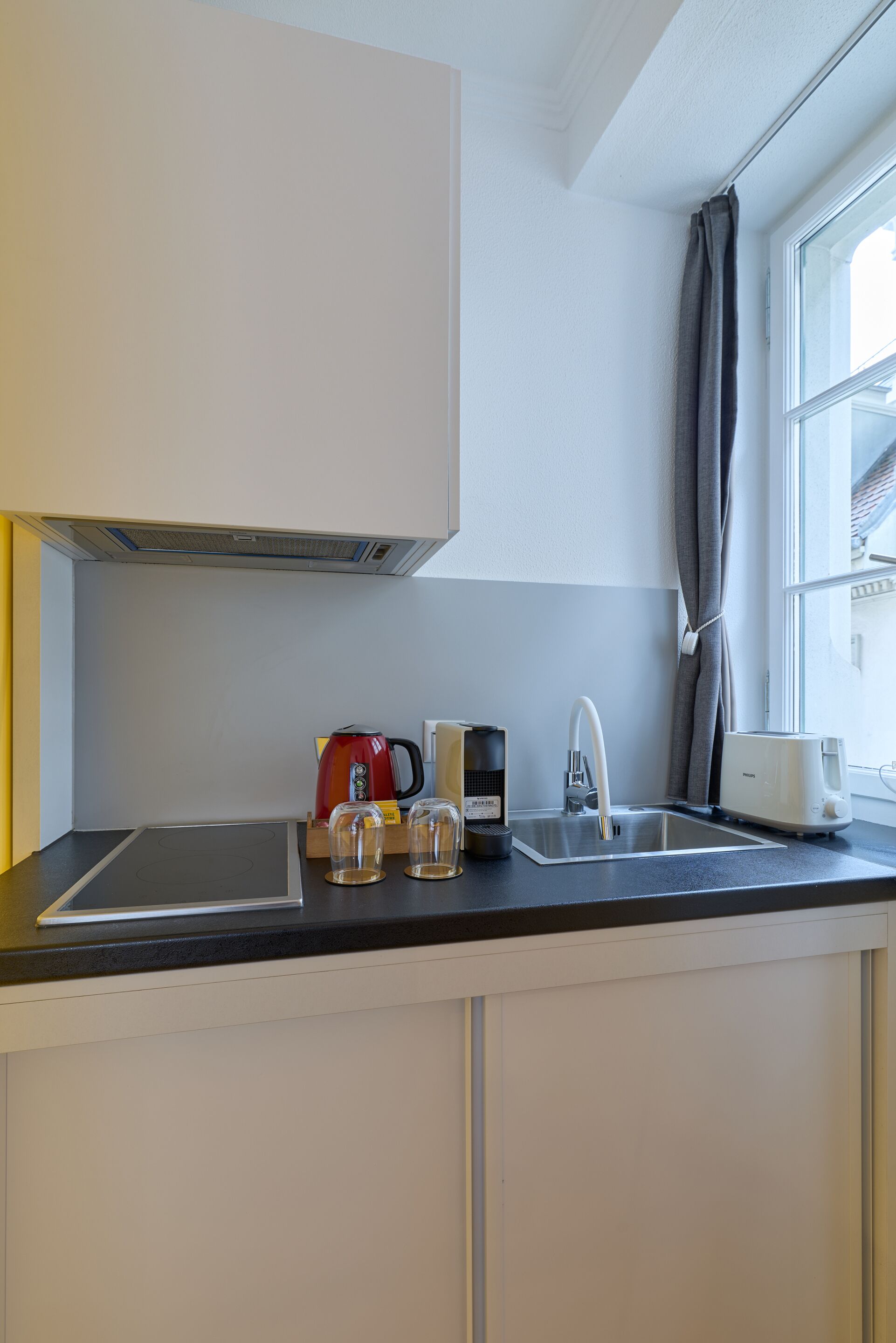 Mini-Kühlschrank, Herdplatte, Wasserkocher mit Kaffee-/Teezubehör