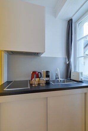 Lemari es kecil, kompor, mesin pembuat kopi/teh, dan ketel listrik