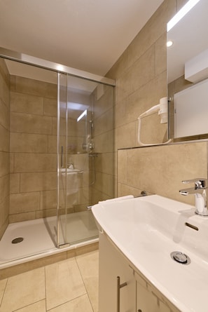 Studio Comfort, ensuite | Shower kamar mandi