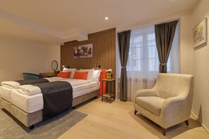 Minibar, coffres-forts dans les chambres, bureau