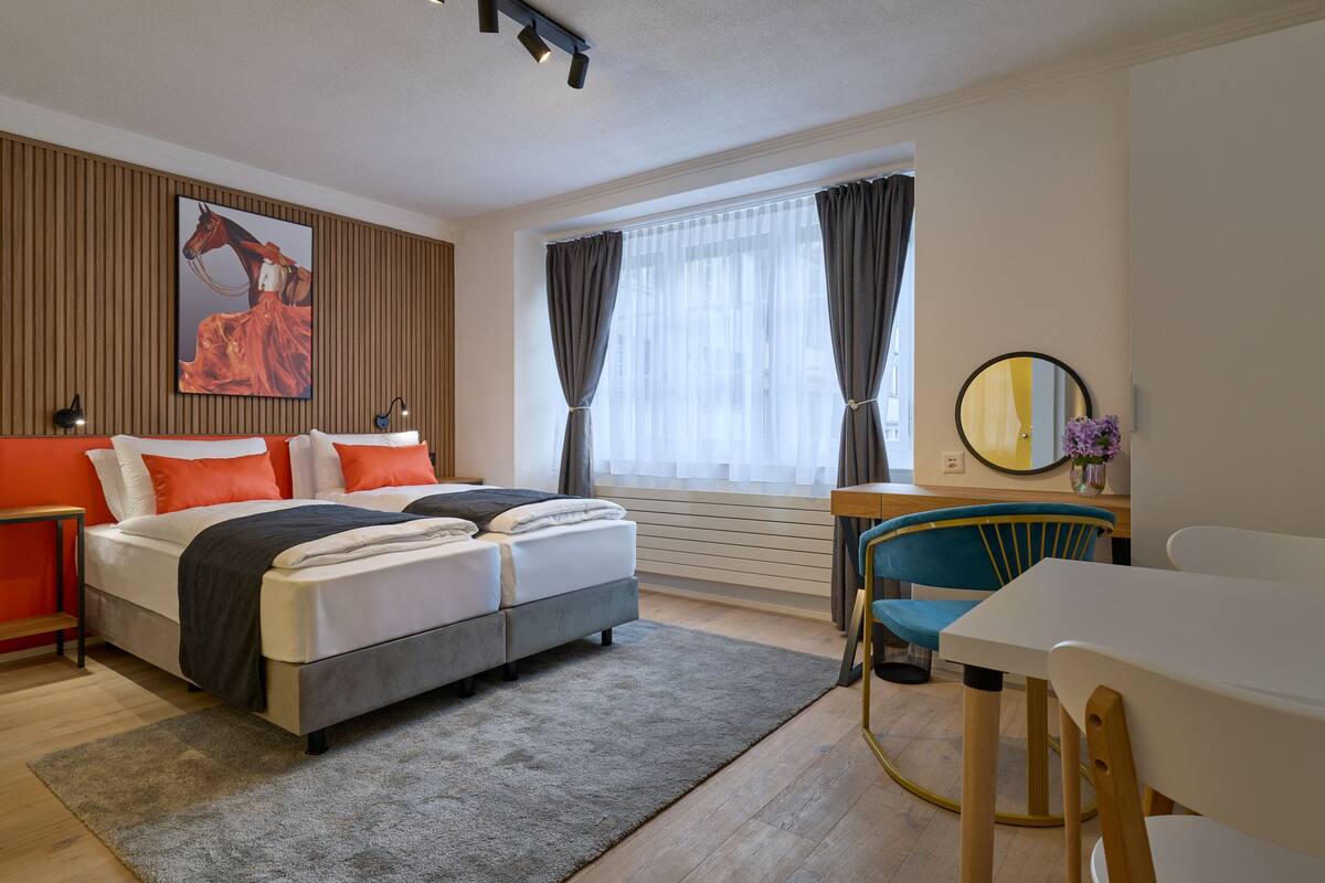 Minibar, Zimmersafe, Schreibtisch, laptopgeeigneter Arbeitsplatz