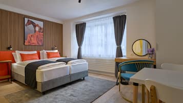 Minibar, Zimmersafe, Schreibtisch, laptopgeeigneter Arbeitsplatz