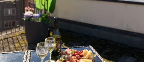 Suite, salle de bains attenante | Vue depuis l’hébergement