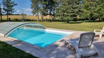 시즌별로 운영되는 야외 수영장