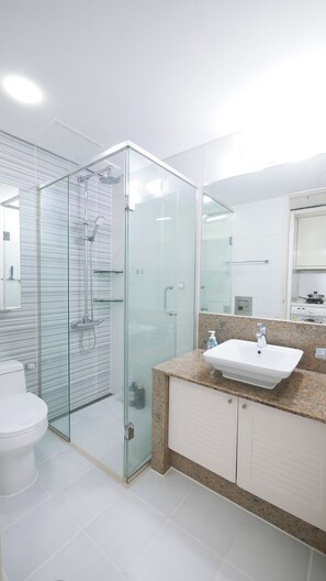 ヘアドライヤー、タオル、石鹸、トイレットペーパー