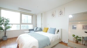 1 bedroom, iron/ironing board, WiFi, bed sheets - Prime location, Easy transportation, Place with City (Seoul)
