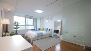 1 bedroom, iron/ironing board, WiFi, bed sheets - Prime location, Easy transportation, Place with City (Seoul)