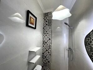 Shower, towels, soap, toilet paper - Appartement Moderne Centre-Ville 2 min de la Plage (Tanger)