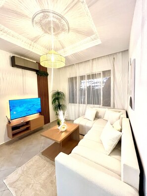 Living area - Appartement Moderne Centre-Ville 2 min de la Plage (Tanger)
