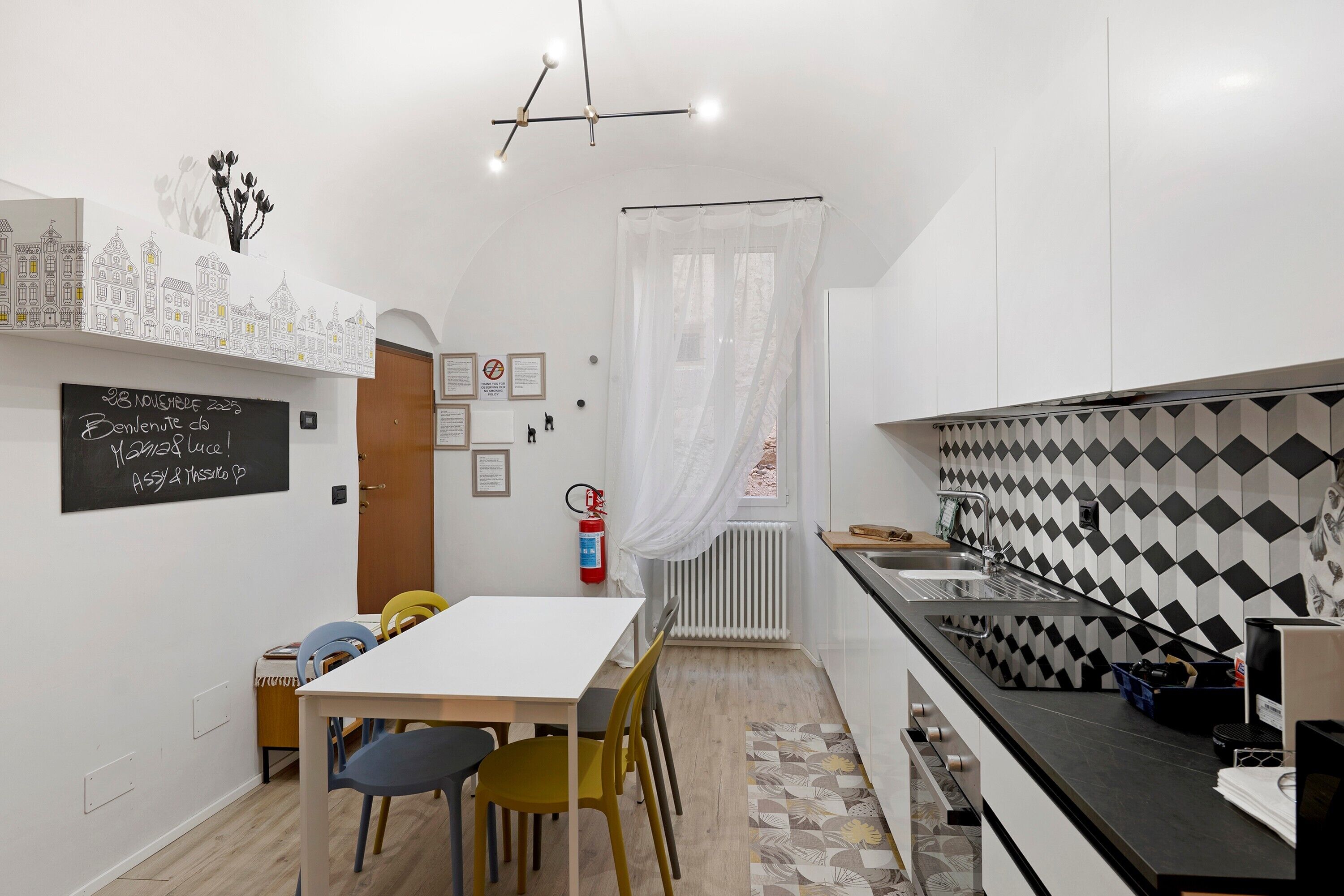 Frigorifero, microonde, forno, piano cottura