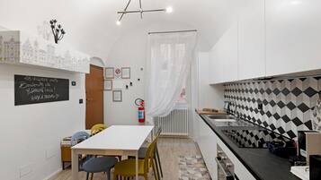 Frigorifero, microonde, forno, piano cottura