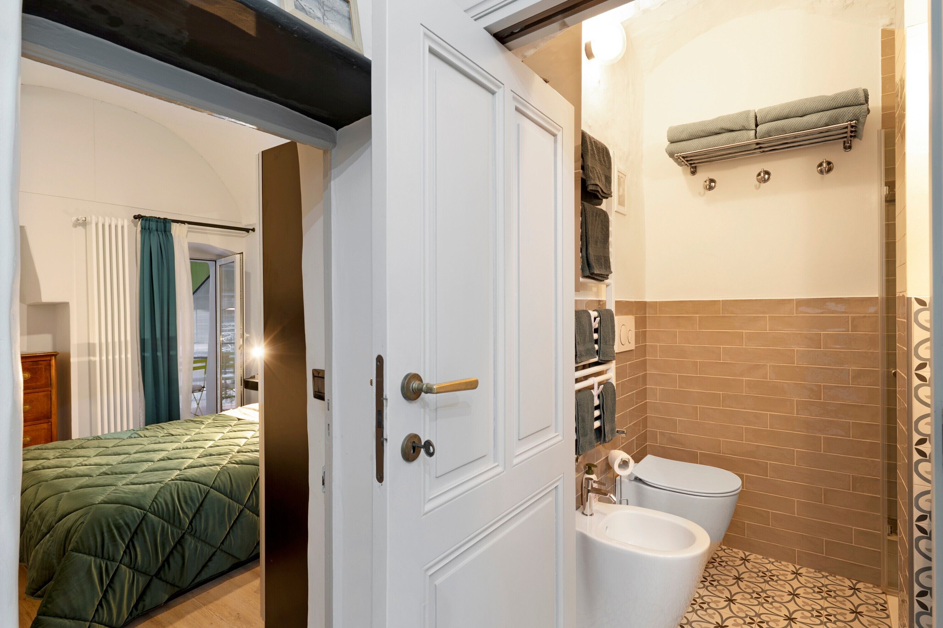 1 habitación, tabla de planchar con plancha, wifi y ropa de cama 