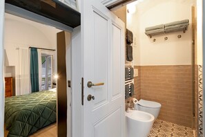 1 slaapkamer, een strijkplank/strijkijzer, wifi, beddengoed