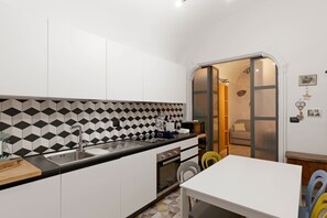 Een koelkast, een microgolfoven, een oven, een kookplaat