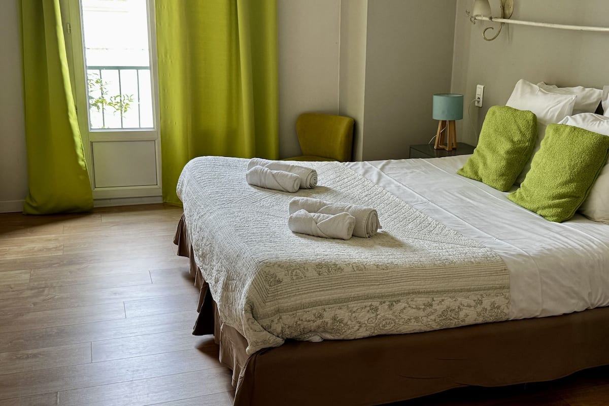 Tallelokero huoneessa, pimennysverhot, silitysrauta/-lauta