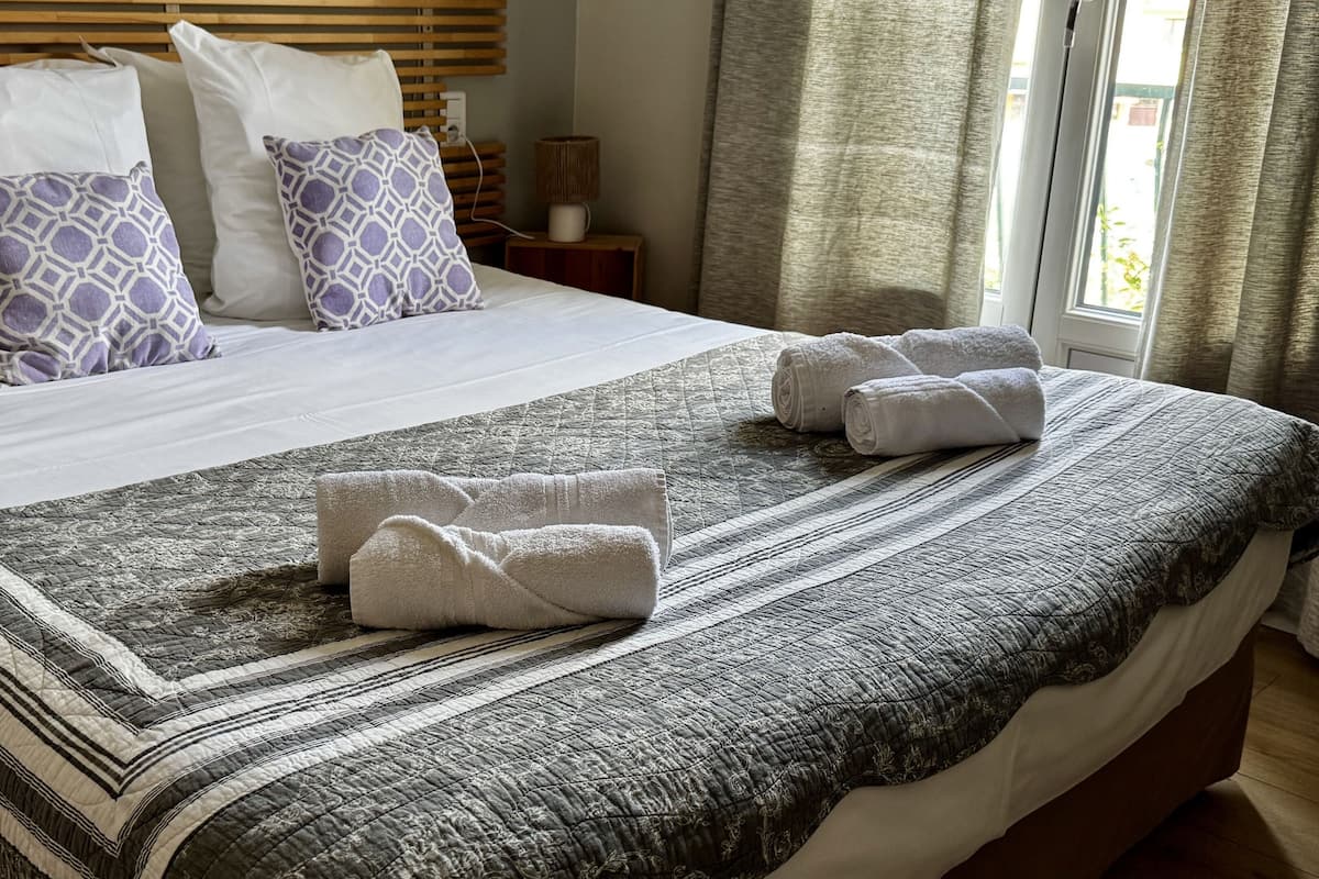 Kahden hengen huone, 1 keskisuuri parisänky | Tallelokero huoneessa, pimennysverhot, silitysrauta/-lauta