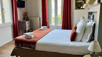 Caja fuerte, cortinas opacas, tabla de planchar con plancha