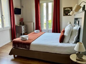 In-room safe, blackout drapes, iron/ironing board, free WiFi - Le Bassin Hôtel Restaurant (L ISLE sur la SORGUE)