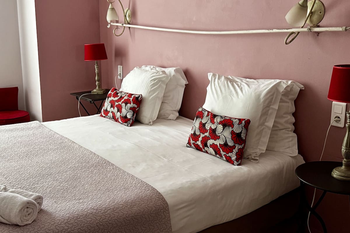 Kahden hengen huone (yksi tai kaksi sänkyä), kaupunkinäköala | Tallelokero huoneessa, pimennysverhot, silitysrauta/-lauta