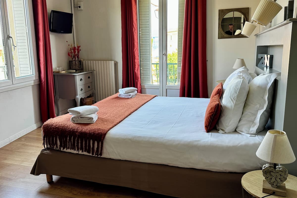 Kahden hengen huone (yksi tai kaksi sänkyä), jokinäköala | Tallelokero huoneessa, pimennysverhot, silitysrauta/-lauta