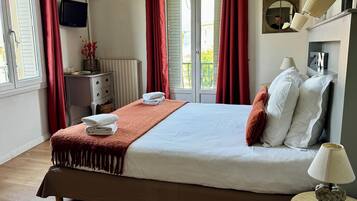 Kamer, 1 twee- of 2 eenpersoonsbedden, uitzicht op rivier (3) | Een kluis op de kamer, verduisterende gordijnen