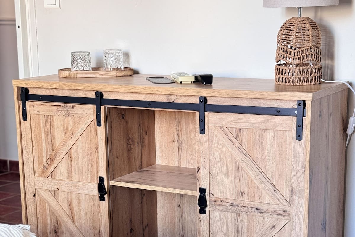 Kahden hengen huone (yksi tai kaksi sänkyä), jokinäköala | Tallelokero huoneessa, pimennysverhot, silitysrauta/-lauta