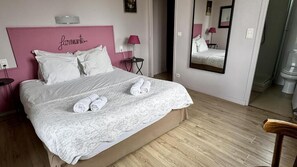 In-room safe, blackout drapes, iron/ironing board, free WiFi - Le Bassin Hôtel Restaurant (L ISLE sur la SORGUE)