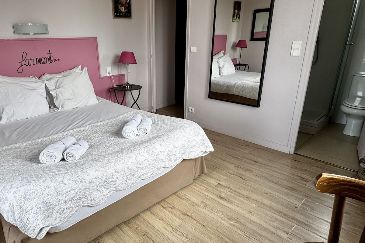 Kahden hengen huone, jokinäköala | Tallelokero huoneessa, pimennysverhot, silitysrauta/-lauta