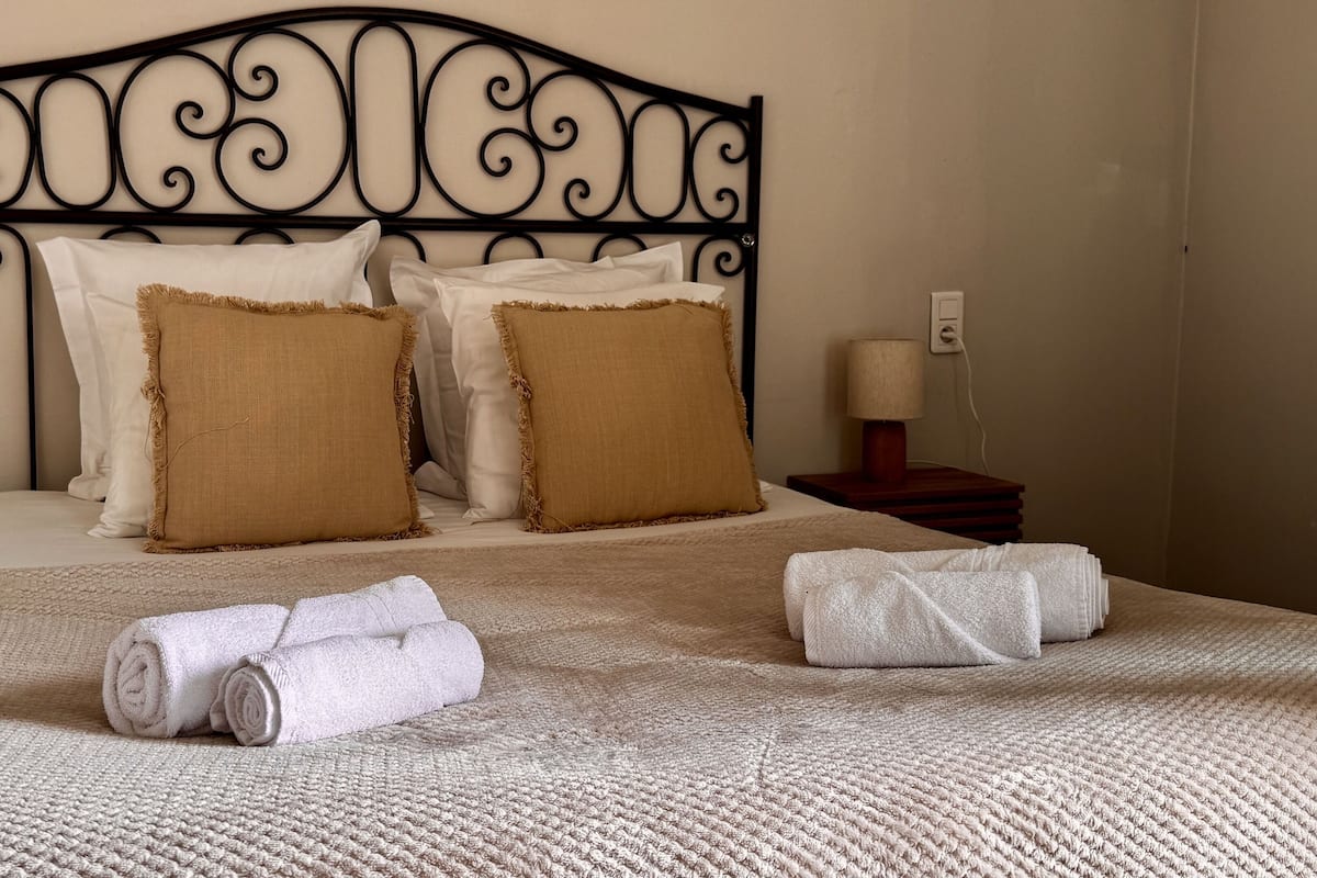 Kahden hengen huone, 1 keskisuuri parisänky, parveke, jokinäköala | Tallelokero huoneessa, pimennysverhot, silitysrauta/-lauta