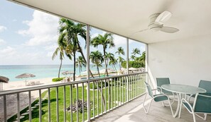 Outdoor dining - Agua Bay, Premium 7Mile Beach (Grand Cayman)