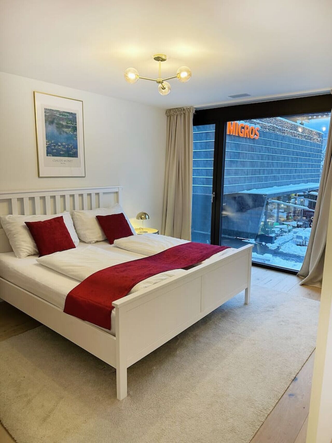 Cuna de viaje, wifi gratis y ropa de cama 