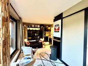 TV, fireplace - Bright apartment with balcony and pool (Megève)